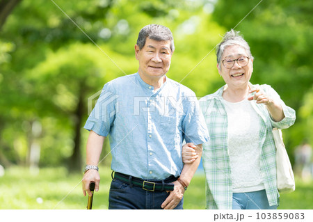 シニア夫婦　旅行 103859083