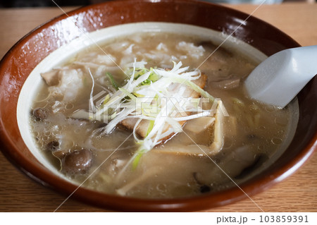 日本の北海道のとても美味しいご当地ラーメン 103859391