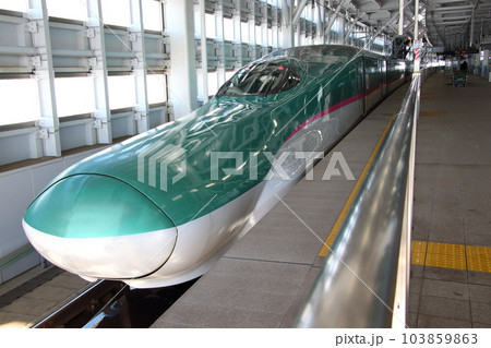 新青森駅に停車中の北海道新幹線E5系（単独：10両編成） 103859863