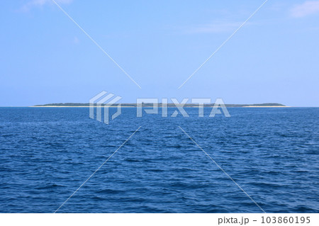 新城島（パナリ島）の下地島全景 103860195