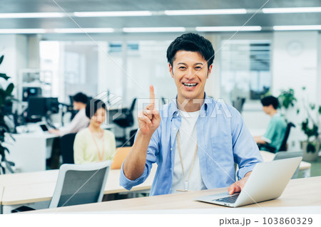 オフィスで働くミドルのエンジニア オフィスで働くミドルのエンジニア 103860329