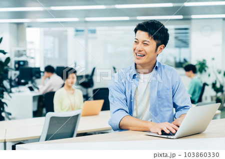オフィスで働くミドルのエンジニア オフィスで働くミドルのエンジニア 103860330