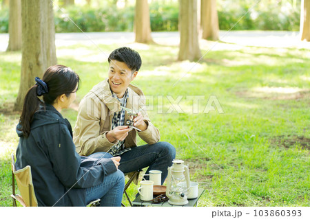 キャンプをする男女の写真 103860393
