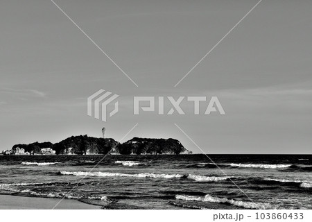 鵠沼海岸から片瀬江の島の風景 モノクロ-ム 鵠沼海岸から片瀬江の島の風景 モノクロ-ム 103860433