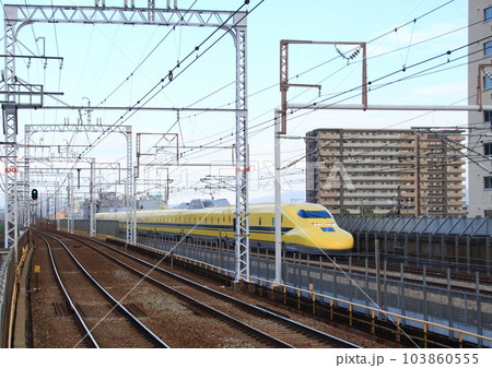 阪急電鉄京都線と並走の東海道新幹線を走るドクターイエロー 103860555