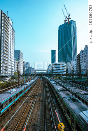 鉄道風景 国道1号青木橋から見下ろす横浜駅周辺と鉄道各線 2023.05　e-2 ライトカラー 103860702