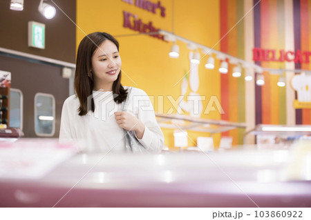スーパーで買い物をする若い女性 スーパーで買い物をする若い女性 103860922