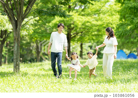 手をつないで歩く若い家族 103861056
