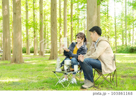 キャンプをする男女の写真 103861168