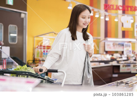 スーパーで買い物をする若い女性 103861285
