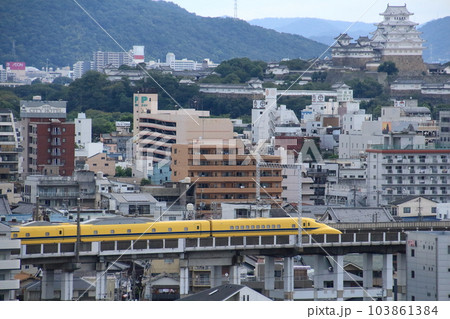 姫路城が見える町並みを通過するドクターイエロー 103861384