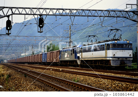 2001年 東海道線を走るEF6575＋EF210重連ワム貨物列車の写真素材
