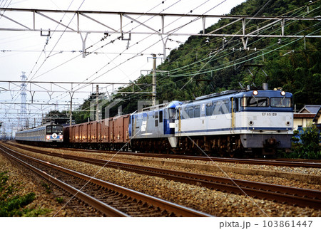 2001年 東海道線を走るEF65129+EF210重連ワム貨物列車 2001年 東海道線を走るEF65129+EF210重連ワム貨物列車 103861447