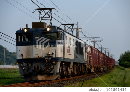 伯備線を走るEF641017コンテナ貨物列車 103861455