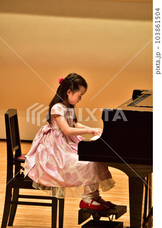 2023年発表会でピアノを弾く女の子（3年生） 103861504