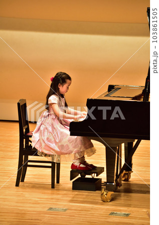 2023年発表会でピアノを弾く女の子（3年生） 103861505