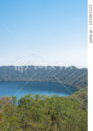 【縦写真】北海道白老郡の倶多楽(クッタラ)湖 【縦写真】北海道白老郡の倶多楽(クッタラ)湖 103861522