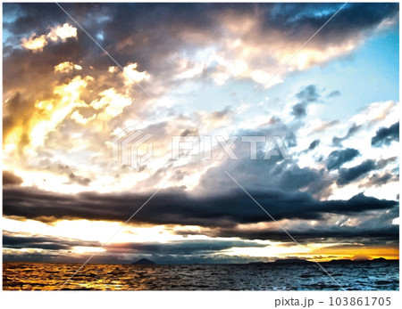 海上の雲間から黄金色の朝の光芒が漏れる青空画像をレタッチ加工したアニメ背景用ベクターイラスト 103861705