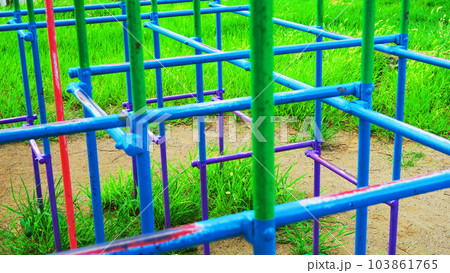 公園のジャングルジムの風景 公園のジャングルジムの風景 103861765