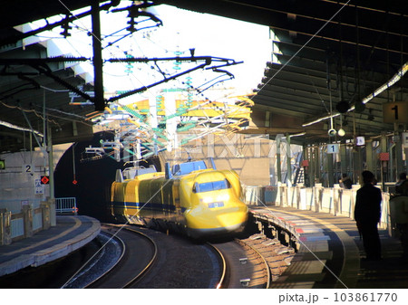 ドクターイエローがトンネルを出てすぐに山陽新幹線新神戸駅ホームへ入線 103861770