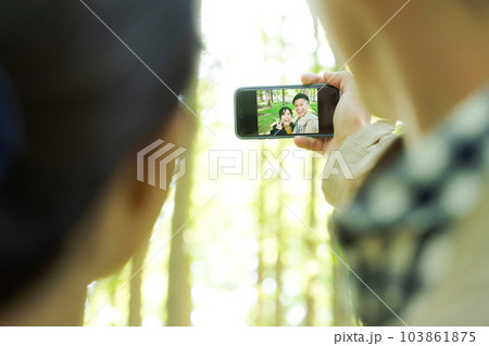 自撮りをする男女の写真 103861875