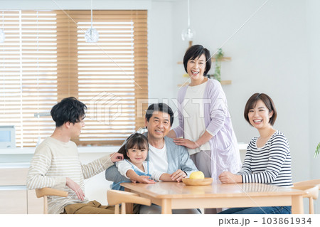 三世代世帯 三世代家族 ファミリー 三世代世帯 三世代家族 ファミリー 103861934