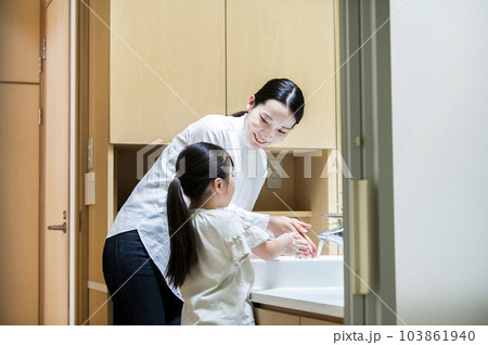 洗面所で手を洗う親子 103861940
