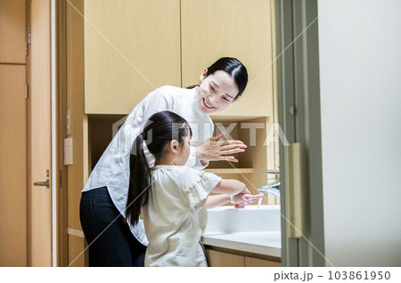 洗面所で手を洗う親子 103861950