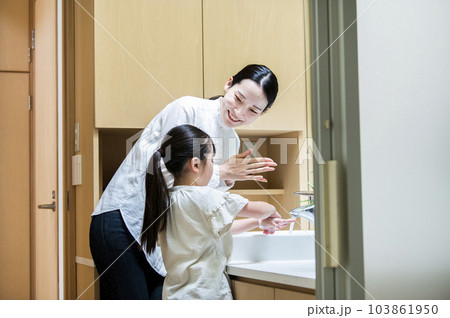 洗面所で手を洗う親子 洗面所で手を洗う親子 103861950
