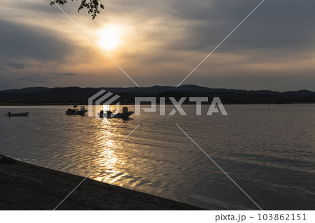 北海道網走湖の女満別湖畔の夕景 103862151