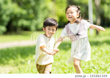 手をつないで走る男の子と女の子 103862169
