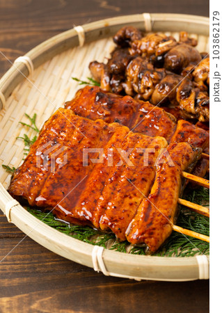 うなぎの蒲焼きと肝 うなぎの蒲焼きと肝 103862179