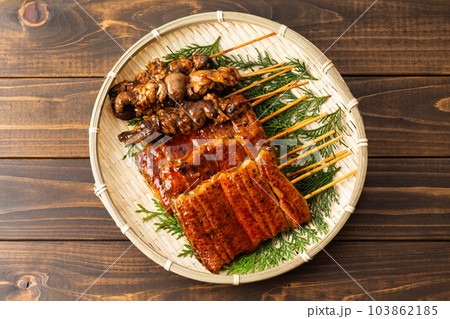 うなぎの蒲焼きと肝 103862185