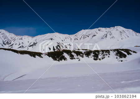 春の立山室堂の雪景色 103862194