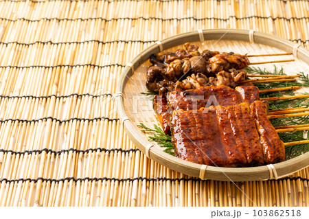うなぎの蒲焼きと肝 103862518
