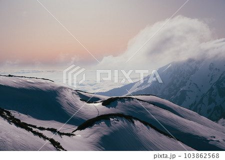 室堂みくりが池温泉からの立山夕景 室堂みくりが池温泉からの立山夕景 103862568
