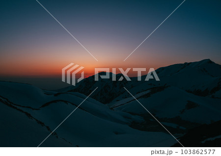 室堂みくりが池温泉からの立山夕景 室堂みくりが池温泉からの立山夕景 103862577