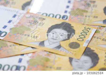 韓国の通貨、ウォンKRWの紙幣（5万ウォン札）の写真素材 [103862584] - PIXTA