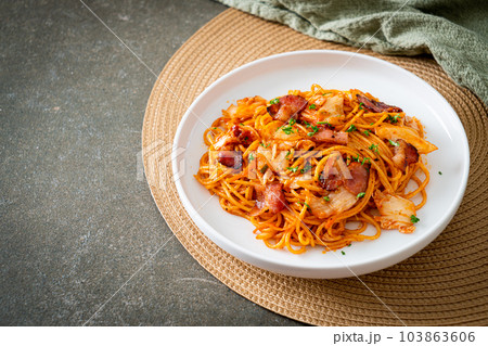 stir-fried spaghetti with kimchi and bacon 103863606