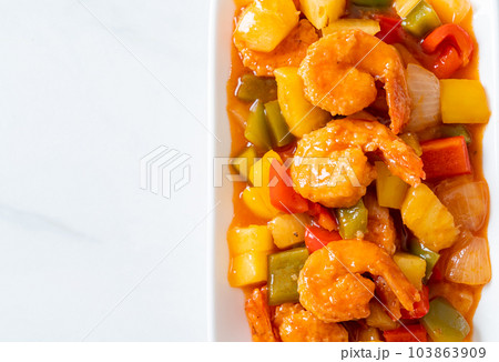 Stir-fried sweet and sour with fried shrimp 103863909
