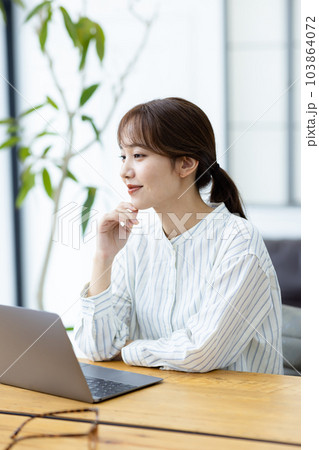 パソコンで仕事をする女性 103864072