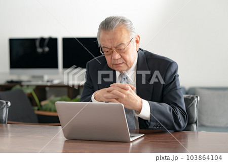 ビジネスマン　悩む　ノートパソコン 103864104