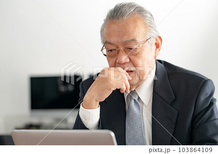 ビジネスマン　悩む　ノートパソコン 103864109