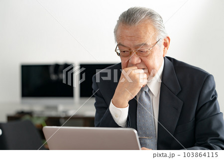 ビジネスマン 悩む ノートパソコン ビジネスマン 悩む ノートパソコン 103864115