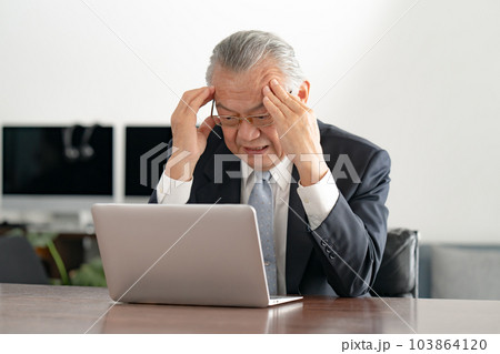 ビジネスマン　悩む　ノートパソコン 103864120