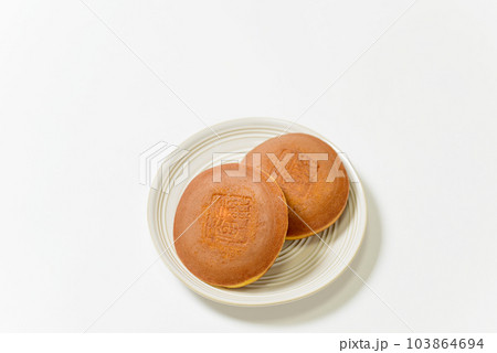 和菓子 どら焼き しっとり、ふわふわの生地の間に粒あんがたっぷり入った美味しい和菓子 和菓子 どら焼き しっとり、ふわふわの生地の間に粒あんがたっぷり入った美味しい和菓子 103864694