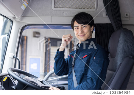 トラックドライバー　運転手のポートレート 103864984