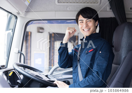 トラックドライバー 運転手のポートレート トラックドライバー 運転手のポートレート 103864986