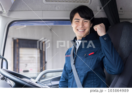 トラックドライバー　運転手のポートレート 103864989