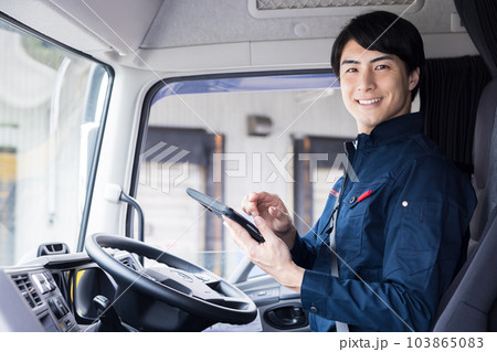 トラックドライバー 運転手のポートレート トラックドライバー 運転手のポートレート 103865083